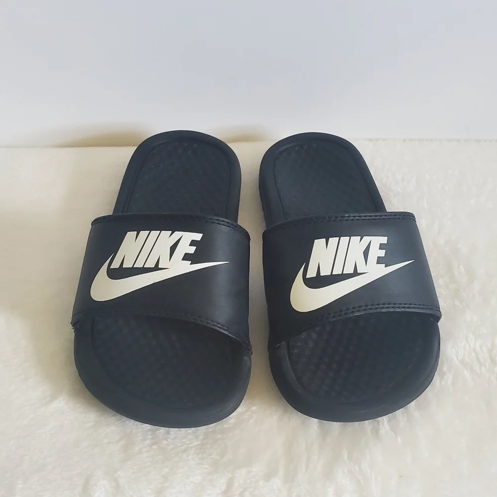 𝅺NIKE Benassi Black Slider Sandals Size Youth 1